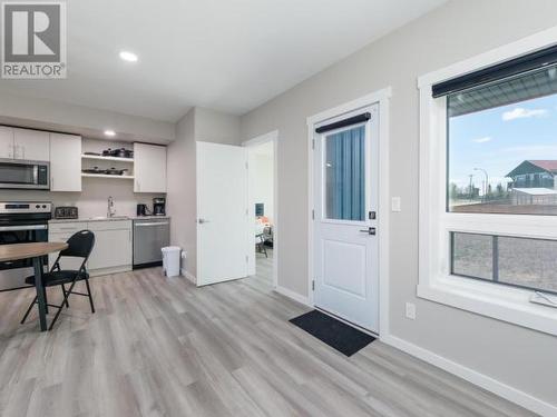 215-420 Range Road, Whitehorse, YT - Indoor Photo Showing Kitchen