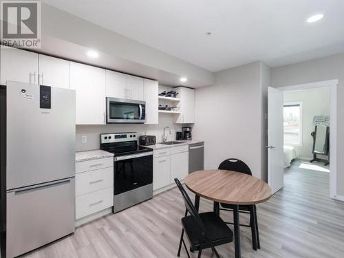 215-420 Range Road, Whitehorse, YT - Indoor Photo Showing Kitchen