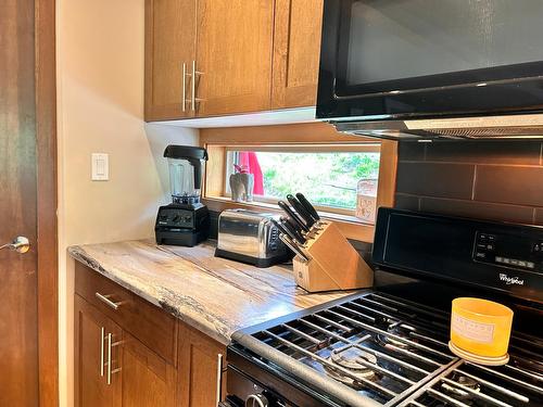 930 Redstone Drive, Rossland, BC - Indoor Photo Showing Kitchen