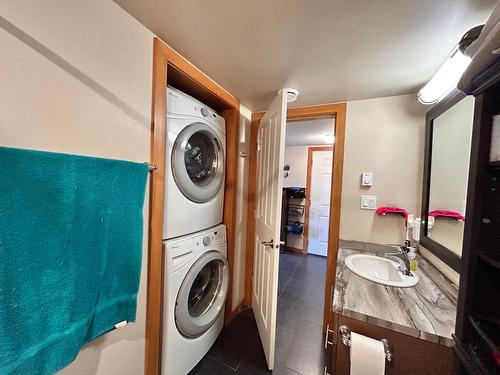 930 Redstone Drive, Rossland, BC - Indoor Photo Showing Laundry Room