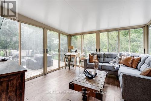 3015 Dundas Street, Burlington, ON - Indoor Photo Showing Living Room