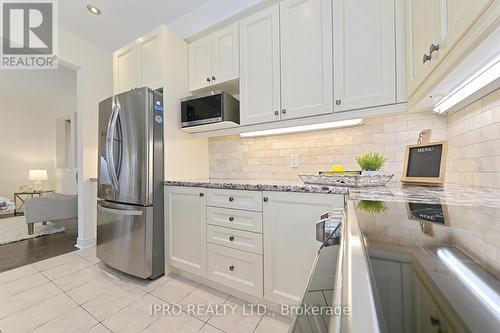 34 Brookview Drive, Bradford West Gwillimbury, ON - Indoor Photo Showing Kitchen With Upgraded Kitchen