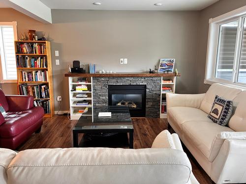 946 Redstone Drive, Rossland, BC - Indoor Photo Showing Living Room With Fireplace