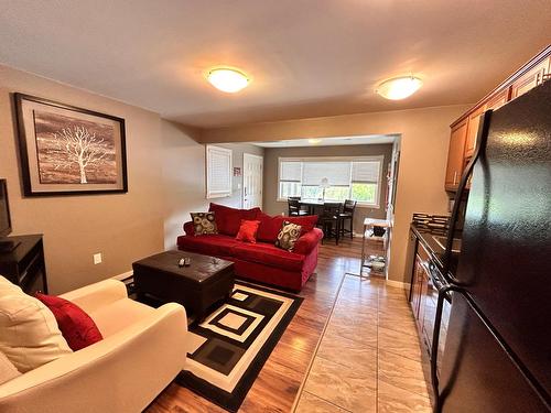 946 Redstone Drive, Rossland, BC - Indoor Photo Showing Living Room