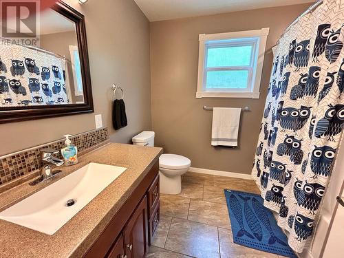 946 Redstone Drive, Rossland, BC - Indoor Photo Showing Bathroom