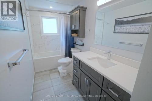 Updated 4-Piece Bath - 19 St Lawrence Boulevard, London, ON - Indoor Photo Showing Bathroom