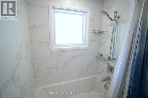 19 St Lawrence Boulevard, London, ON - Indoor Photo Showing Bathroom