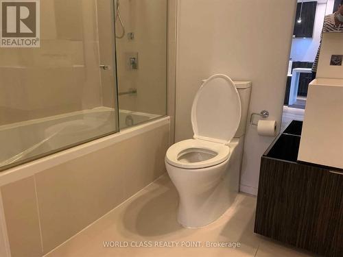 1511 - 1 Bloor Street E, Toronto, ON - Indoor Photo Showing Bathroom