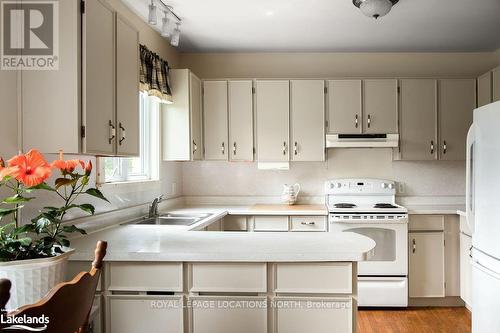 1768 8 Concession S, Clearview, ON - Indoor Photo Showing Kitchen With Double Sink