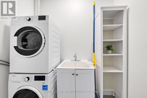 911 - 185 Dunlop Street E, Barrie, ON - Indoor Photo Showing Laundry Room
