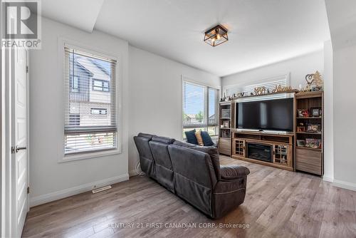 36 - 819 Kleinburg Drive, London, ON - Indoor Photo Showing Living Room