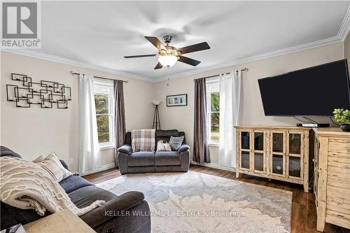 6315 Century Drive, Southwest Middlesex, ON - Indoor Photo Showing Living Room