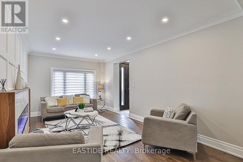 11 Gatcombe Circle, Richmond Hill (Mill Pond), ON - Indoor Photo Showing Living Room