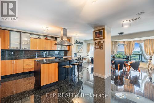 Ph 4 - 1 Clark Street W, Vaughan, ON - Indoor Photo Showing Kitchen