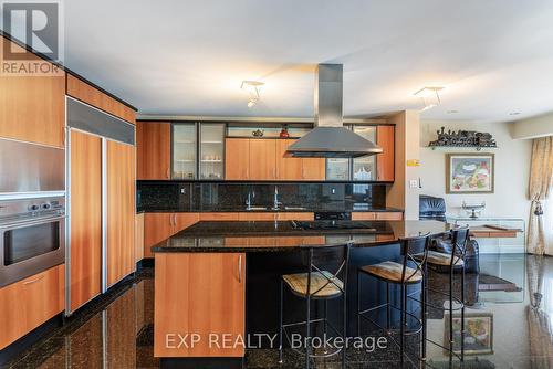 Ph 4 - 1 Clark Street W, Vaughan, ON - Indoor Photo Showing Kitchen