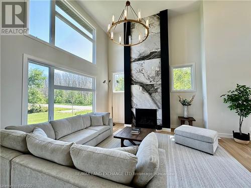 901 Bogdanovic Way, Huron-Kinloss, ON - Indoor Photo Showing Living Room