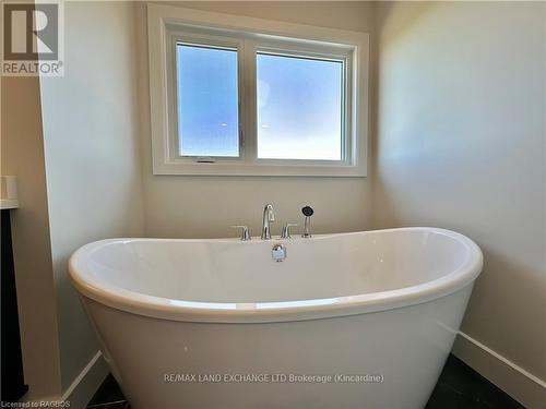 901 Bogdanovic Way, Huron-Kinloss, ON - Indoor Photo Showing Bathroom