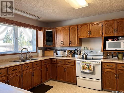 605 1St Avenue, Raymore, SK - Indoor Photo Showing Kitchen With Double Sink