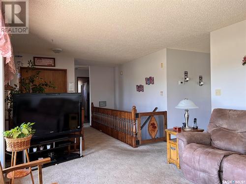 605 1St Avenue, Raymore, SK - Indoor Photo Showing Living Room