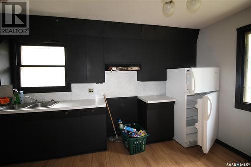 792 Centre Street, Shaunavon, SK - Indoor Photo Showing Kitchen With Double Sink