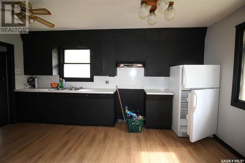 792 Centre Street, Shaunavon, SK - Indoor Photo Showing Kitchen With Double Sink