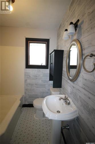 792 Centre Street, Shaunavon, SK - Indoor Photo Showing Bathroom