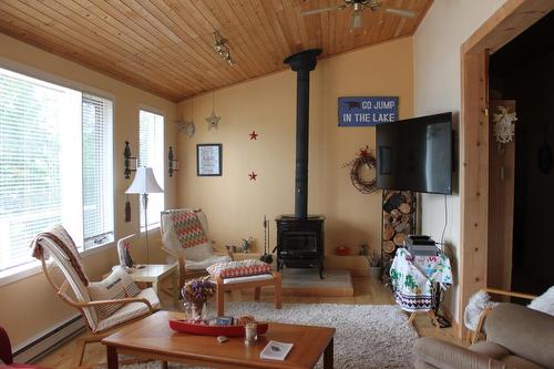 1794 Highway 6, Nakusp, BC - Indoor Photo Showing Living Room