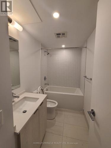 427 - 1 Jarvis Street, Hamilton, ON - Indoor Photo Showing Bathroom