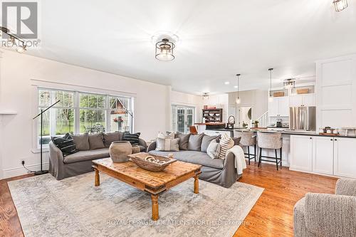 7201 36 37 Nottawasaga Sideroad, Clearview, ON - Indoor Photo Showing Living Room