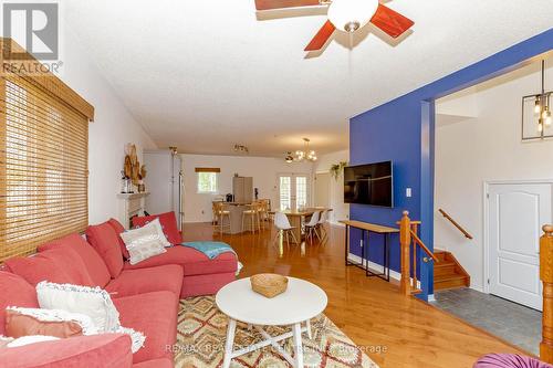 1102 Siesta Drive, Tiny, ON - Indoor Photo Showing Living Room