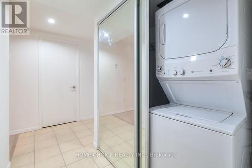 422 - 830 Lawrence Avenue W, Toronto, ON - Indoor Photo Showing Laundry Room