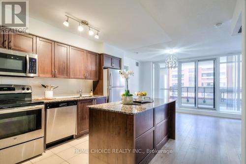422 - 830 Lawrence Avenue W, Toronto, ON - Indoor Photo Showing Kitchen With Upgraded Kitchen