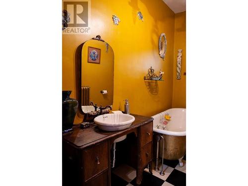 516 Silica  Street, Nelson, BC - Indoor Photo Showing Bathroom