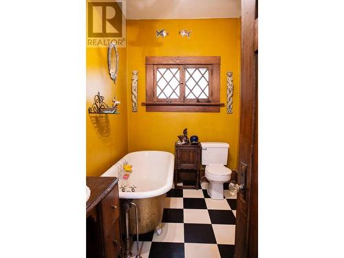 516 Silica  Street, Nelson, BC - Indoor Photo Showing Bathroom