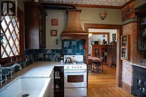 516 Silica  Street, Nelson, BC - Indoor Photo Showing Kitchen