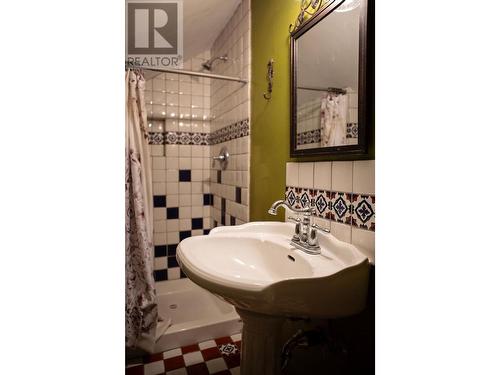 516 Silica  Street, Nelson, BC - Indoor Photo Showing Bathroom