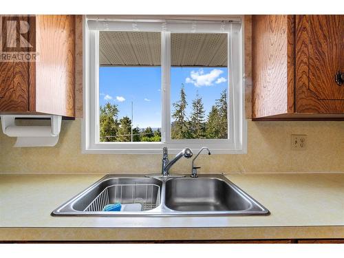 1400 12 Avenue Se, Salmon Arm, BC - Indoor Photo Showing Kitchen With Double Sink