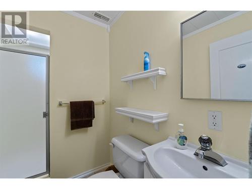 1400 12 Avenue Se, Salmon Arm, BC - Indoor Photo Showing Bathroom