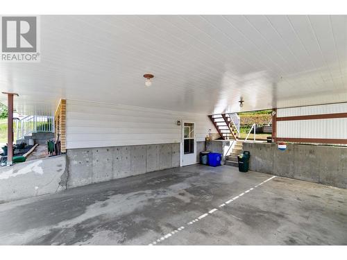 1400 12 Avenue Se, Salmon Arm, BC - Indoor Photo Showing Garage