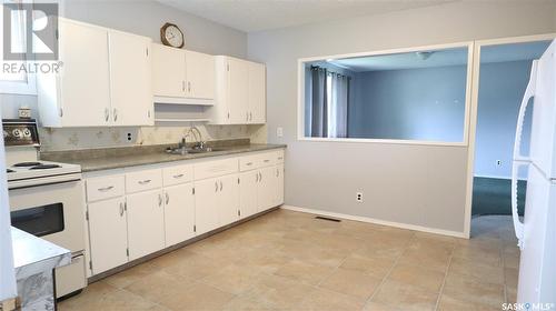 402 Mountain Street, Strasbourg, SK - Indoor Photo Showing Kitchen With Double Sink