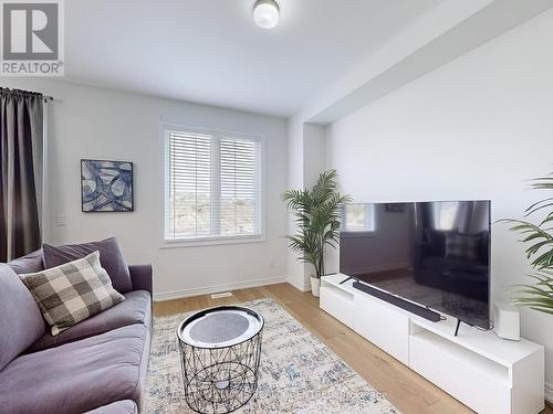 29 Flower Garden Trail, Whitchurch-Stouffville (Stouffville), ON - Indoor Photo Showing Living Room