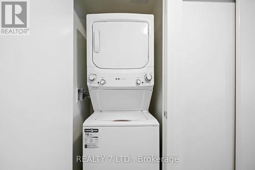 417 - 185 Deerfield Road, Newmarket, ON - Indoor Photo Showing Laundry Room