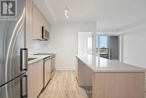 417 - 185 Deerfield Road, Newmarket, ON - Indoor Photo Showing Kitchen With Upgraded Kitchen