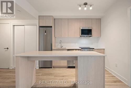 417 - 185 Deerfield Road, Newmarket, ON - Indoor Photo Showing Kitchen