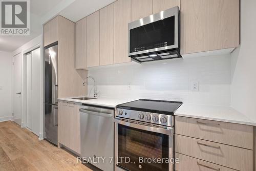 417 - 185 Deerfield Road, Newmarket, ON - Indoor Photo Showing Kitchen