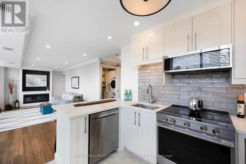 205 - 14924 Yonge Street, Aurora (Aurora Highlands), ON - Indoor Photo Showing Kitchen With Upgraded Kitchen