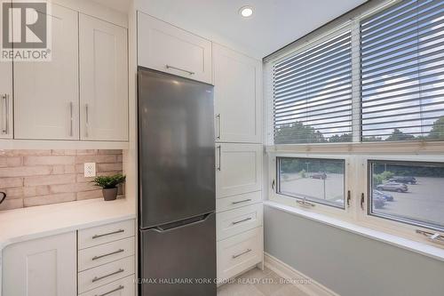 205 - 14924 Yonge Street, Aurora (Aurora Highlands), ON - Indoor Photo Showing Kitchen