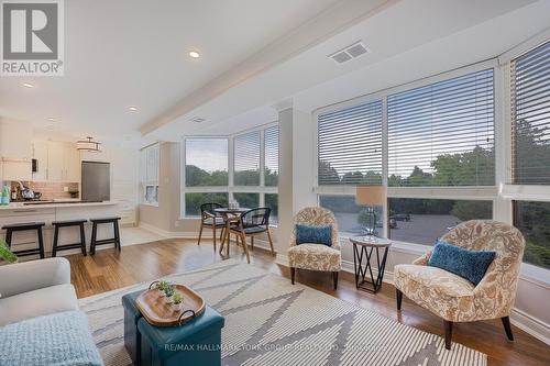 205 - 14924 Yonge Street, Aurora (Aurora Highlands), ON - Indoor Photo Showing Living Room