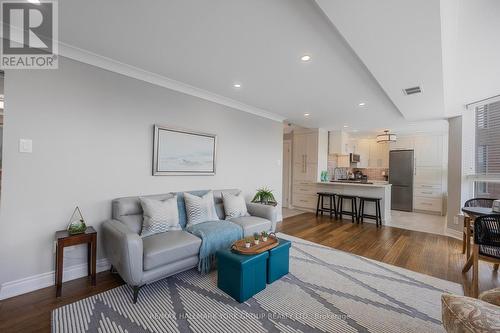 205 - 14924 Yonge Street, Aurora (Aurora Highlands), ON - Indoor Photo Showing Living Room