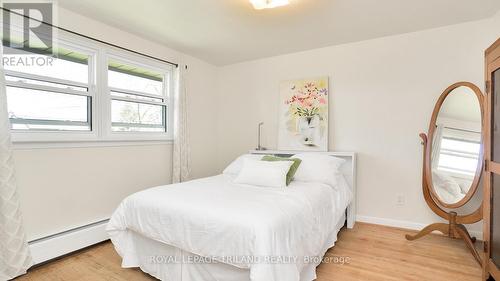 42 Torrington Crescent, London, ON - Indoor Photo Showing Bedroom